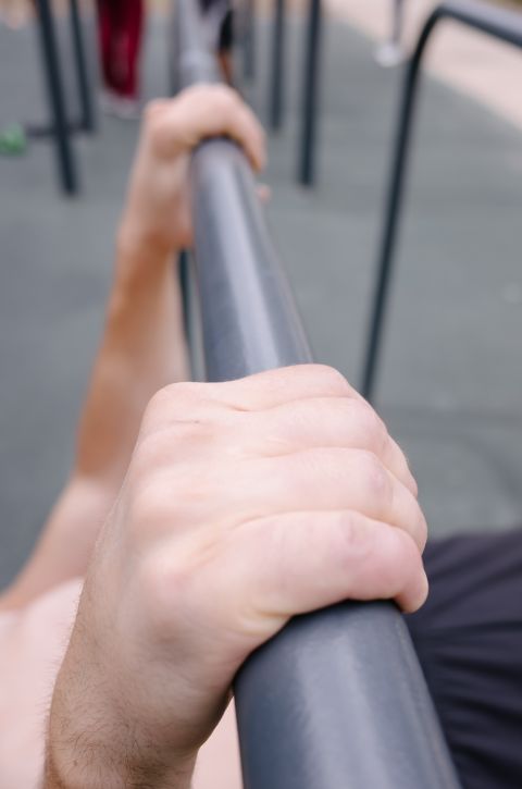 Hände an Calisthenics Fitnessanlage