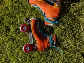 Rollschuhe liegen auf Wiese
