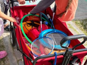 Bollerwagen mit Spielgeräten (z.B. Federball, Hutstelzen)